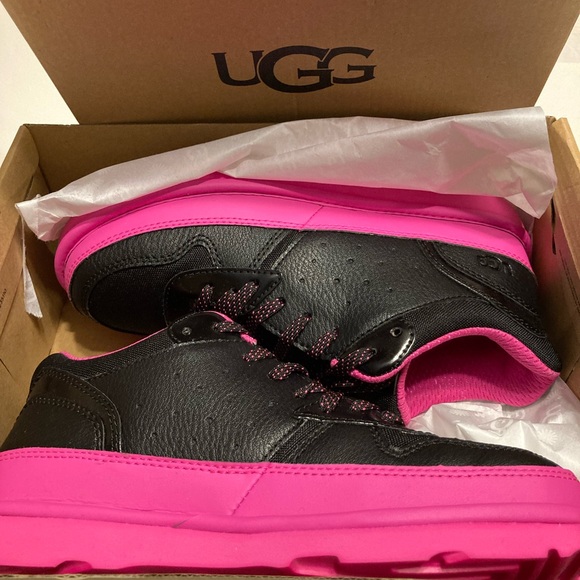 Brand NEW UGG Big Girl Sneakers in Size 6. Comes in original packaging. - Picture 1 of 2